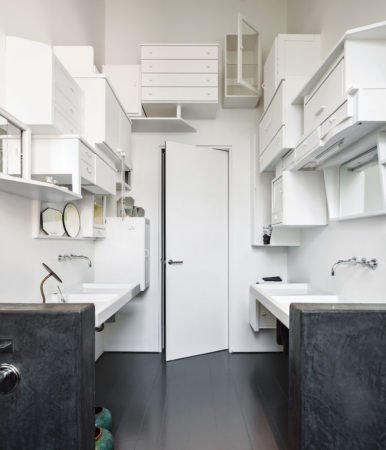 Une salle de bain design grâce aux rangements