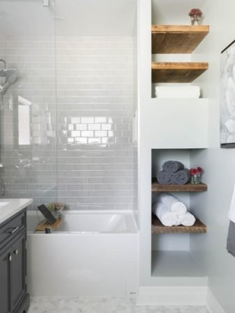 Une salle de bain design grâce aux rangements