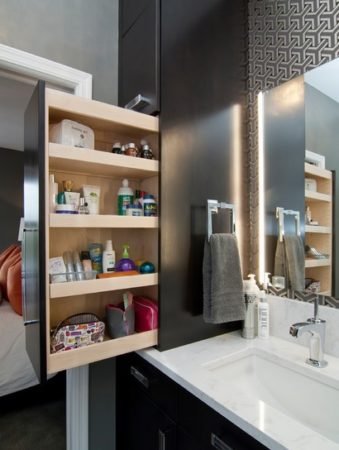 Une salle de bain design grâce aux rangements