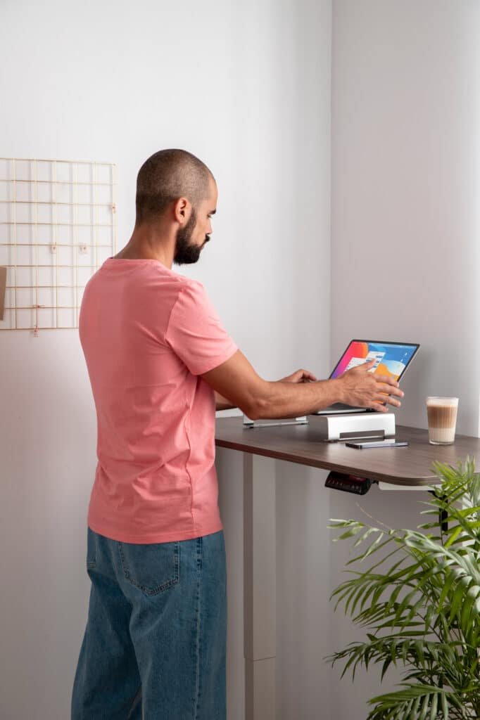 Quels sont les avantages d'un bureau assis-debout