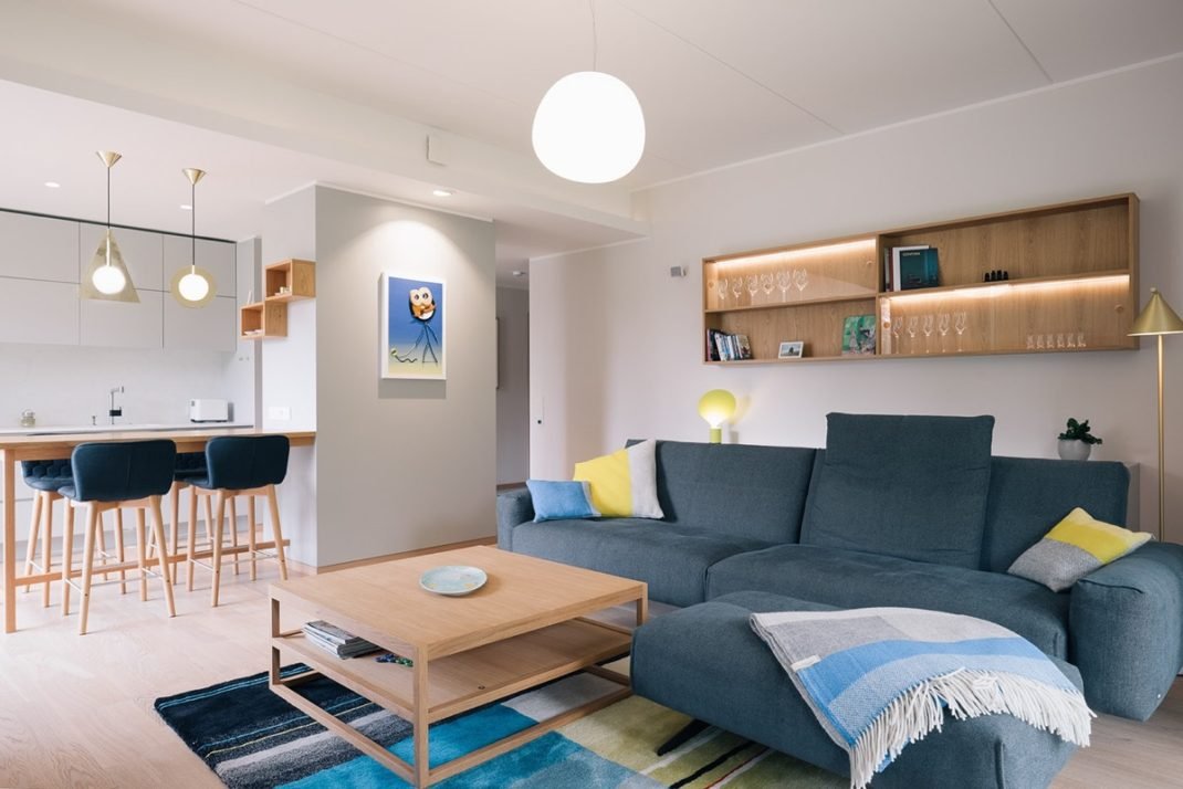 Ines Käärma nous dévoile une maison minimaliste aux accents bleus et jaunes