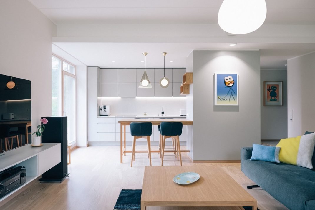 Ines Käärma nous dévoile une maison minimaliste aux accents bleus et jaunes