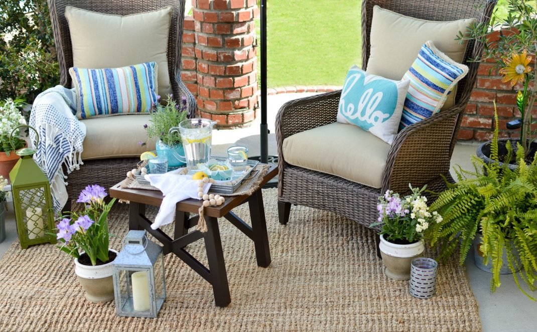 Utilisez de chaises confortables pour décorer votre patio