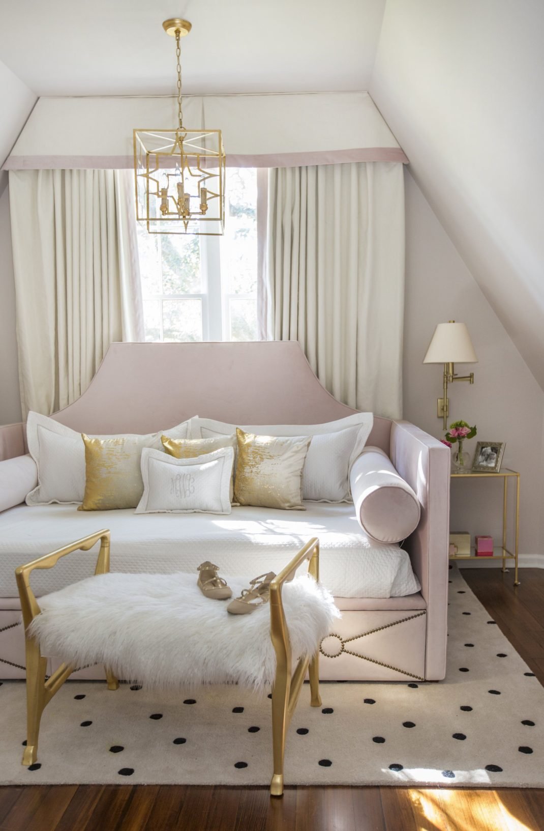 Aménagement avec un lit transformable