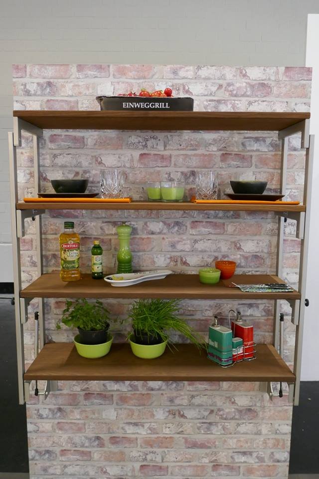 Swing – Une étagère qui se transforme en table à manger