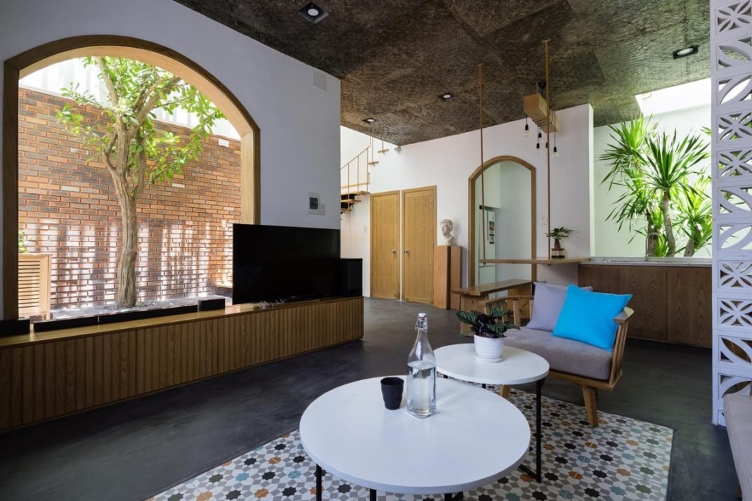 Une maison tropicale avec un espace de liaison flexible Une maison tropicale avec un espace de liaison flexible