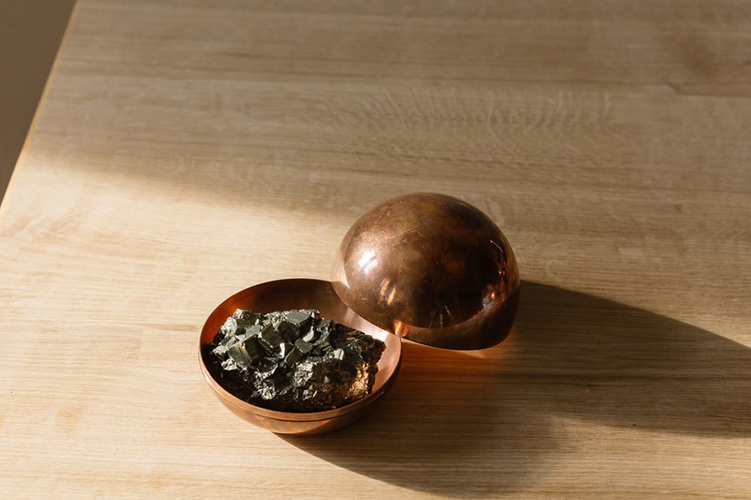 Objets déco tendances en métal boite boule