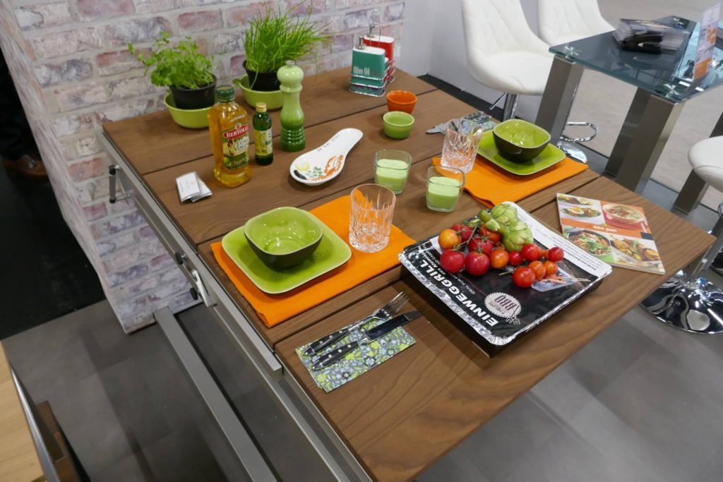 Swing – Une étagère qui se transforme en table à manger