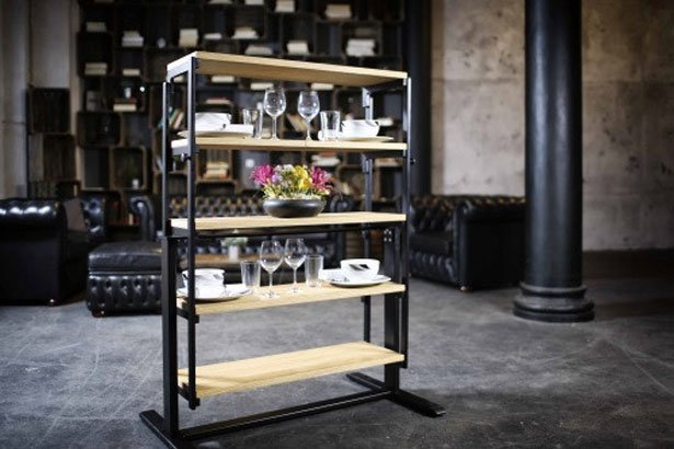 Swing – Une étagère qui se transforme en table à manger