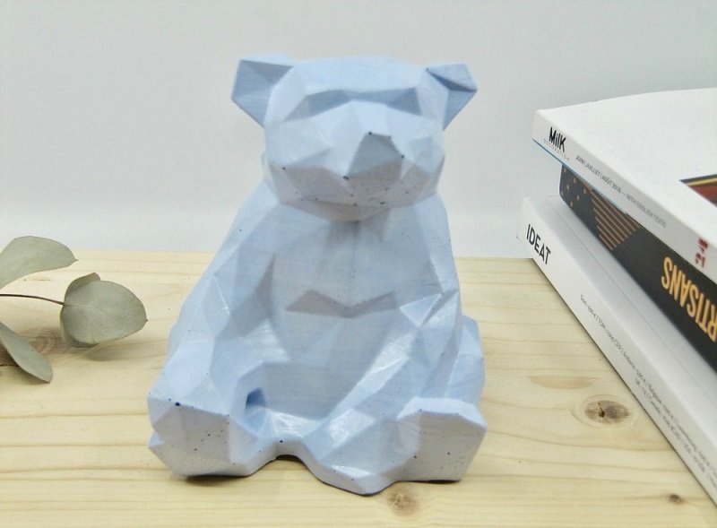 Un coq dans le transat ours en béton par Paname Workshop