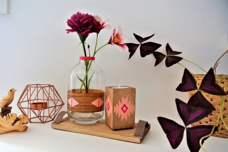 Un coq dans le transat plateau décoratif avec bougeoir et soliflore de Leewalia