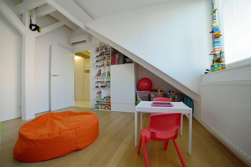 Transformation d’un grenier des années 1920 en un appartement lumineux