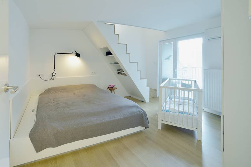 Transformation d’un grenier des années 1920 en un appartement lumineux