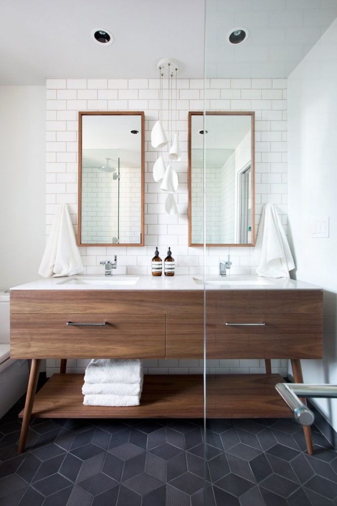 Le bois et le carrelage dans la salle de bain Le bois et le carrelage dans la salle de bain