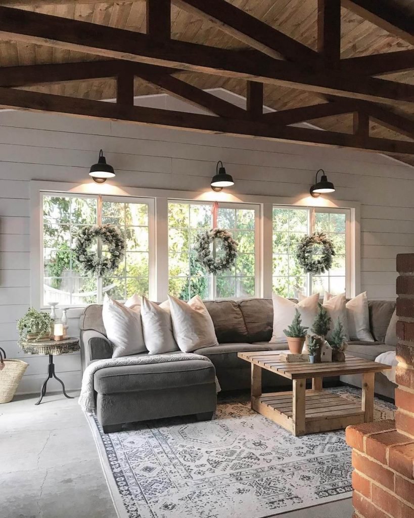 Un plafond en bois dans une déco cottage