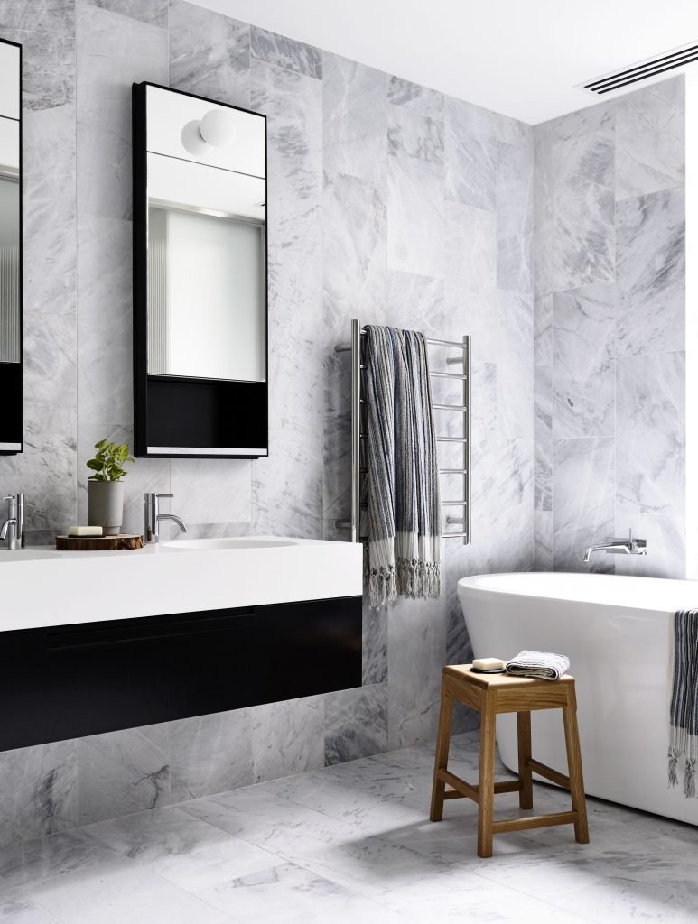 Rénover sa salle de bain avec du marbre et du gris