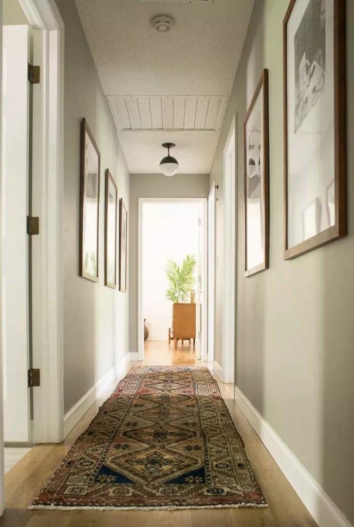Comment décorer un couloir long et étroit ?