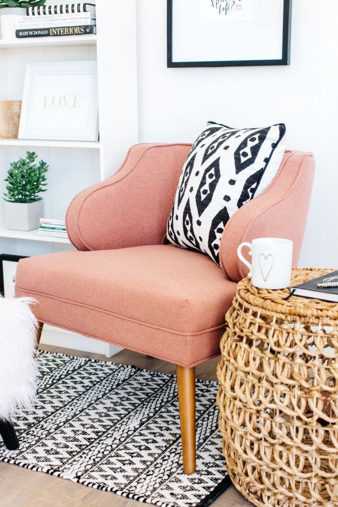 Décorer le coin d’une pièce avec une chaise