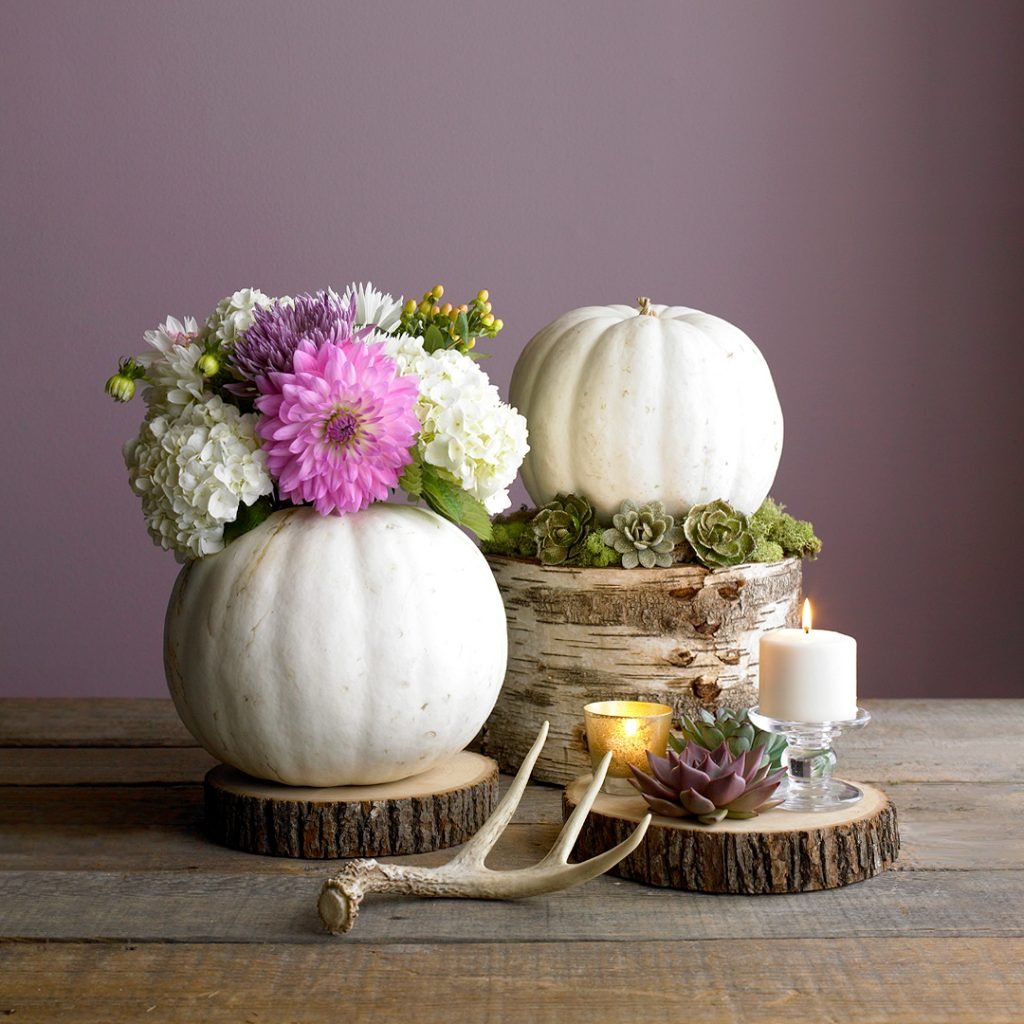 De fausses citrouilles décoratives avec de vraies fleurs