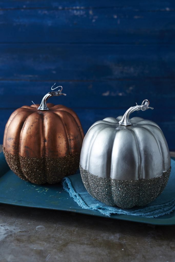 De fausses citrouilles décoratives avec des paillettes