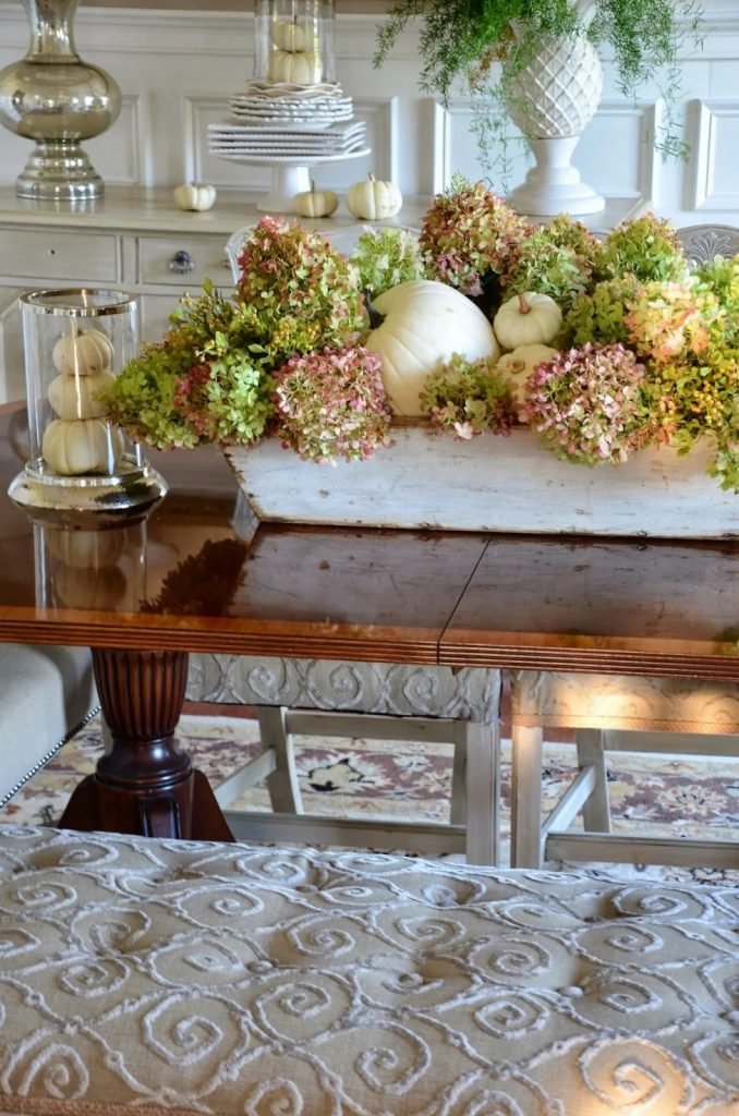 Des centres de table avec des hortensias