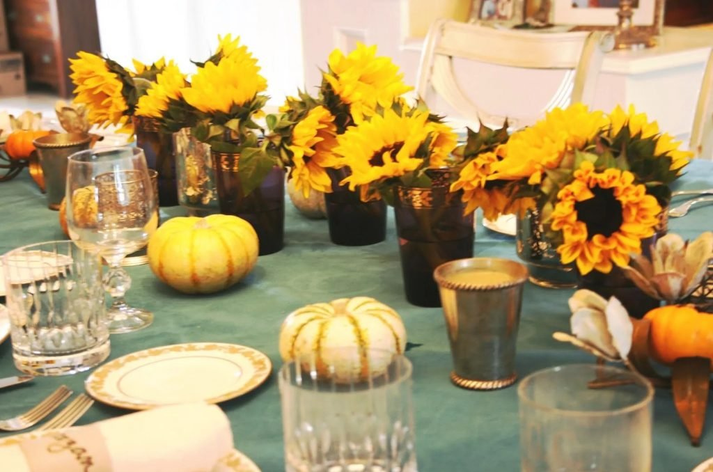 Des centres de table avec des tournesols