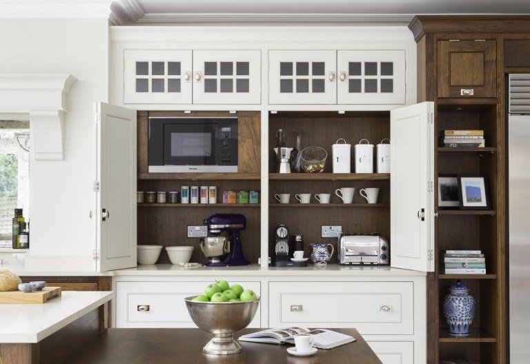 Un bar à café dans une grande armoire