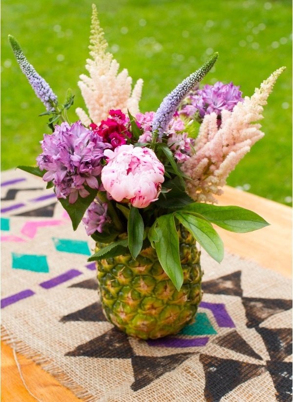 Une composition florale avec un ananas 1