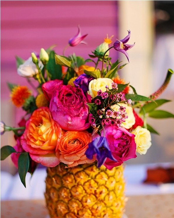Une composition florale avec un ananas