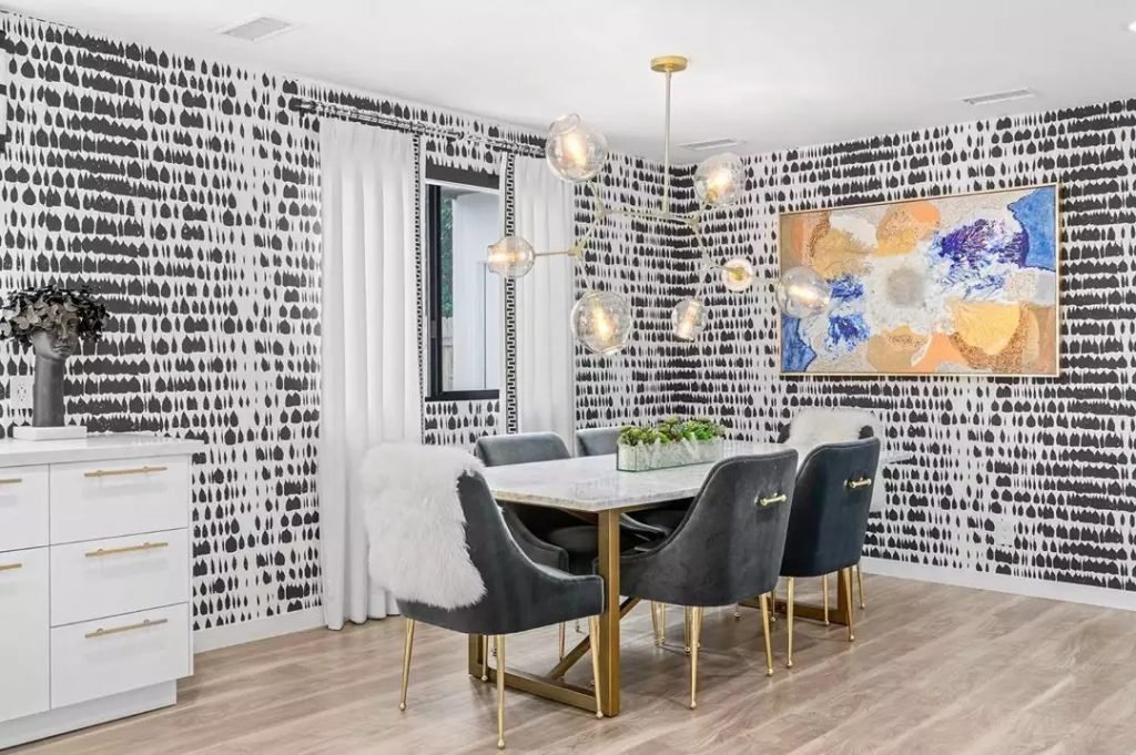 moderniser sa salle à manger papier peint à motifs
