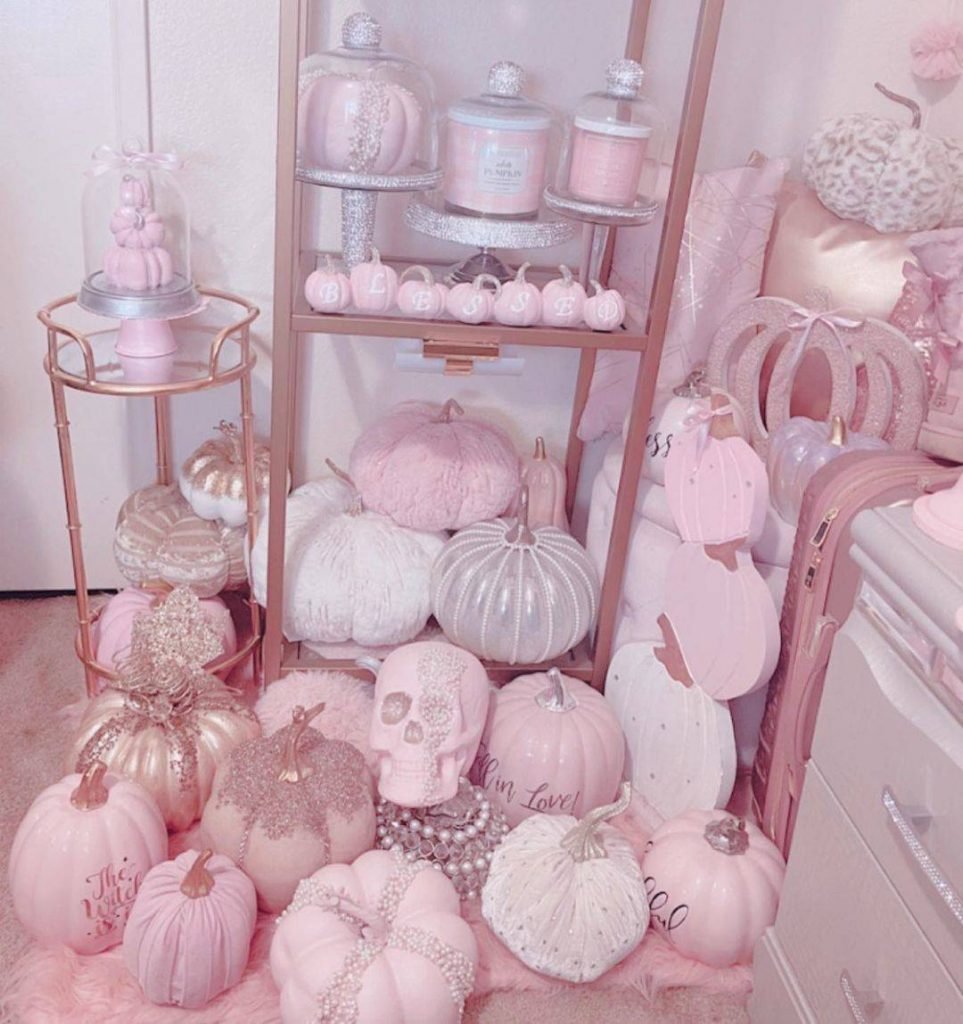 Des décorations d'Halloween subtiles avec des citrouilles roses