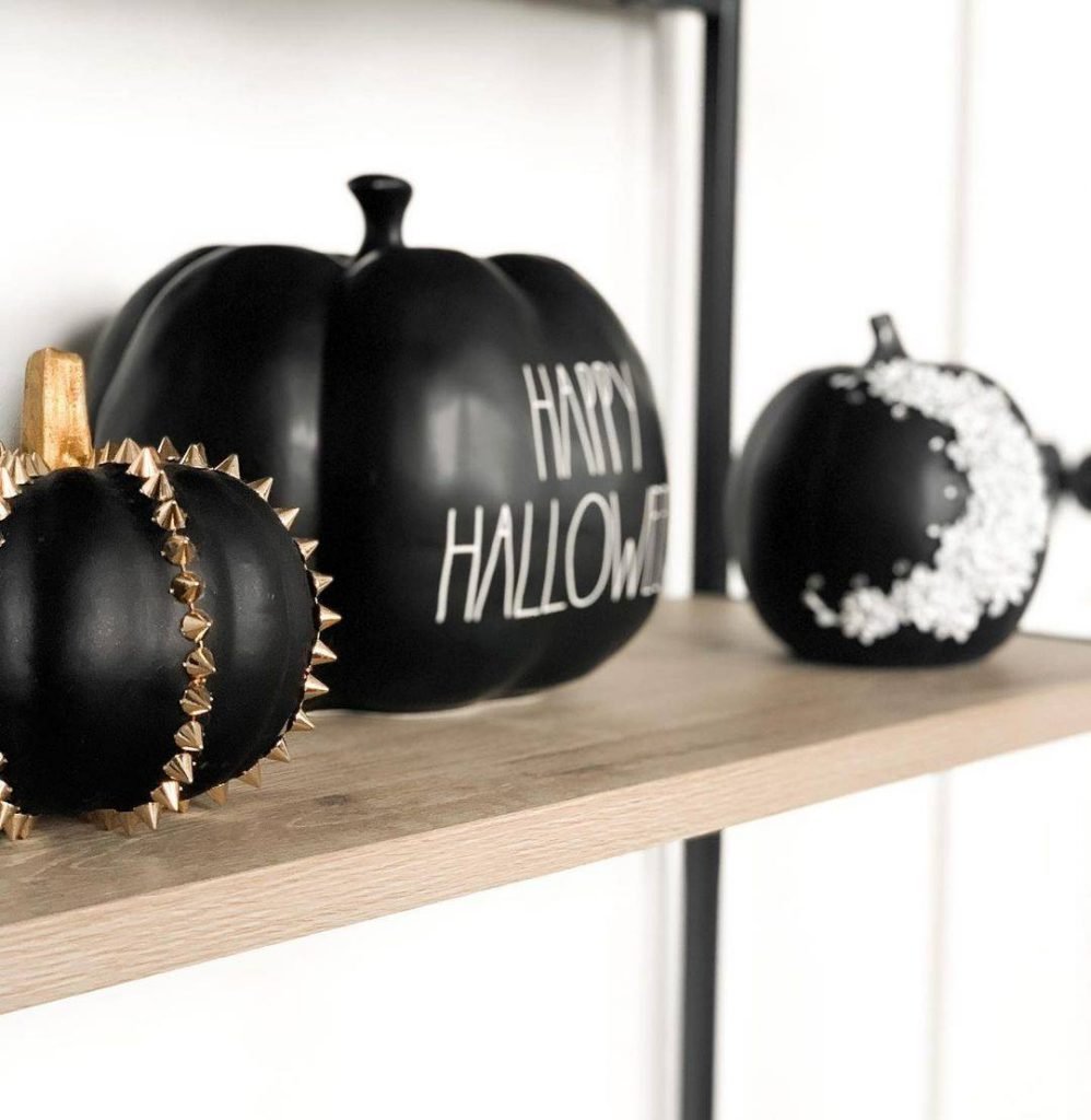 Optez pour des citrouilles noires pour des décorations d'Halloween subtiles