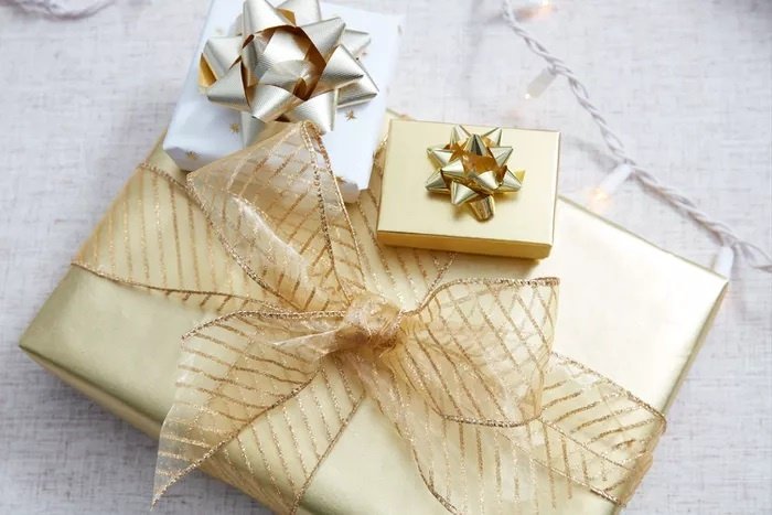 Des cadeaux avec un nœud