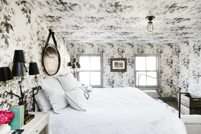 Chambre à coucher mansardée à plafond bas avec papier peint audacieux