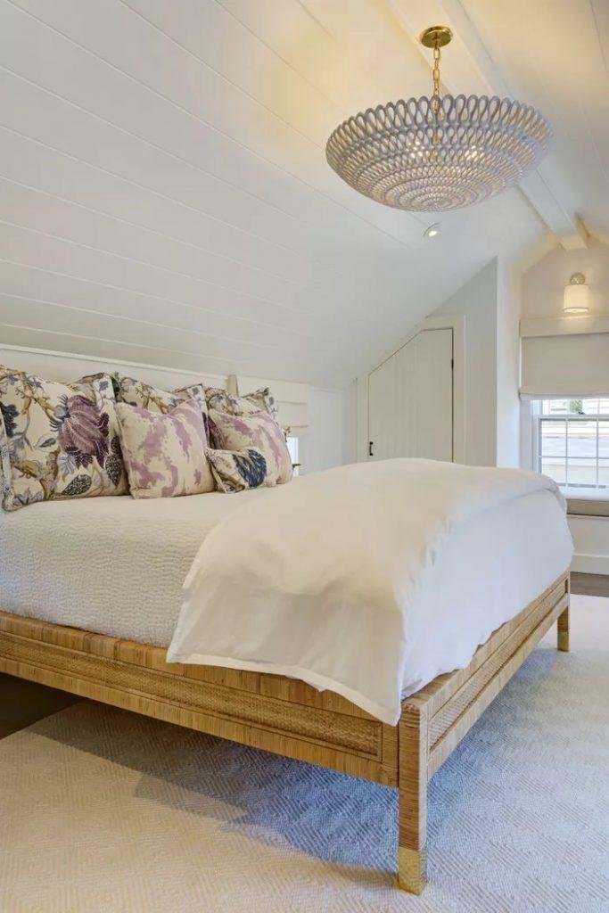 Charmante chambre avec un luminaire étonnant