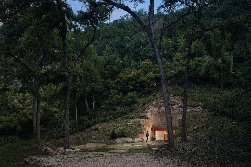 Clayton Korte dévoile une cave à vin creusée dans une colline