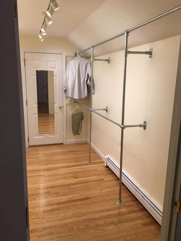 Créez un dressing spacieux avec des tubes inox