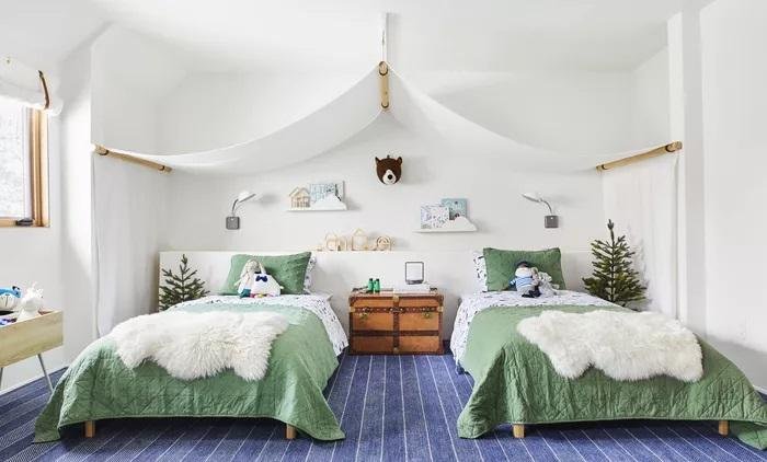 Une chambre à coucher pour enfants sur le thème du camping