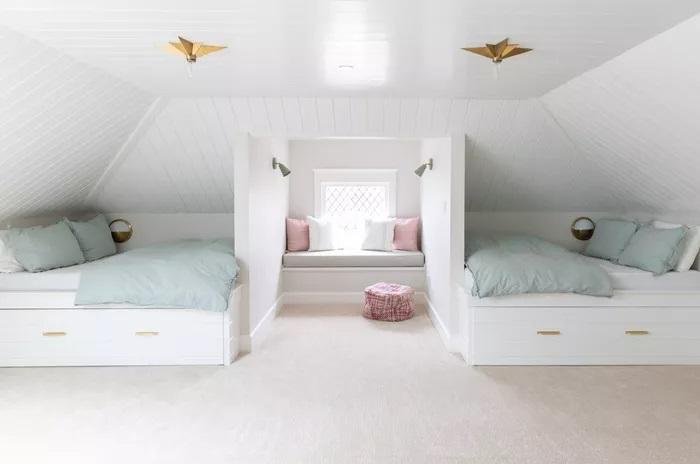 Une chambre mansardée avec des murs en shiplap inspirés des chalets