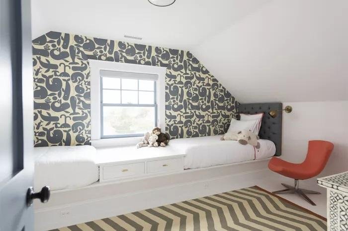 Une chambre mansardée avec un papier peint original