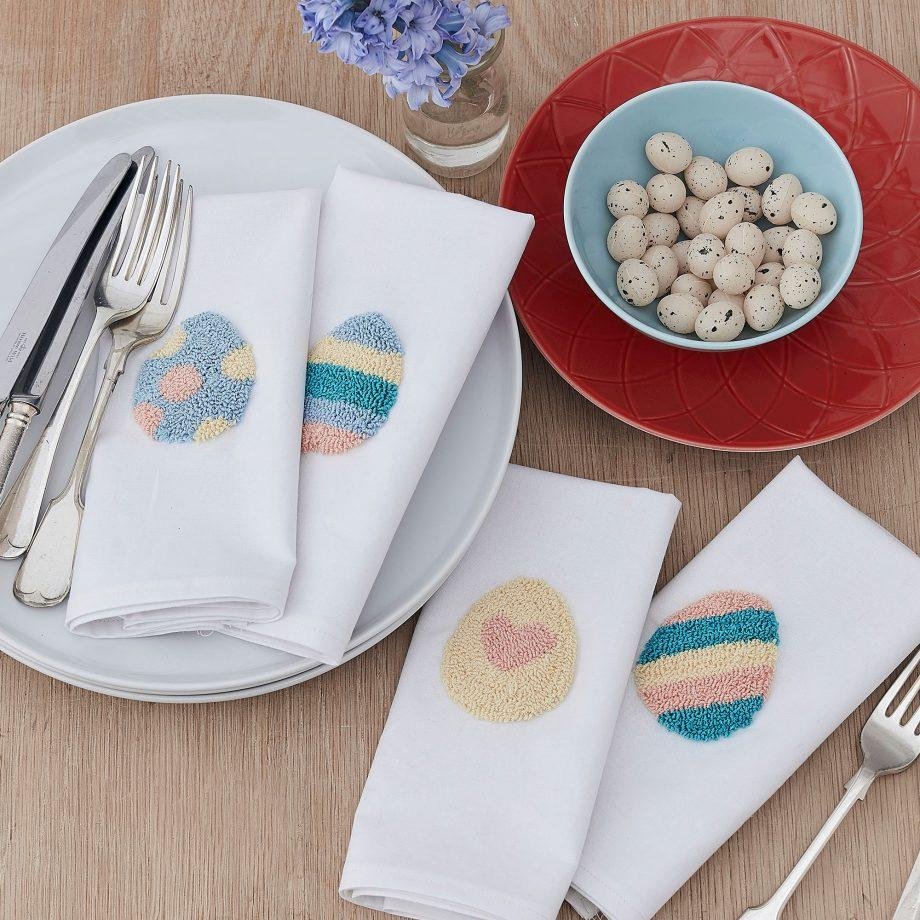 Décorez des serviettes de table avec des aiguilles de punch