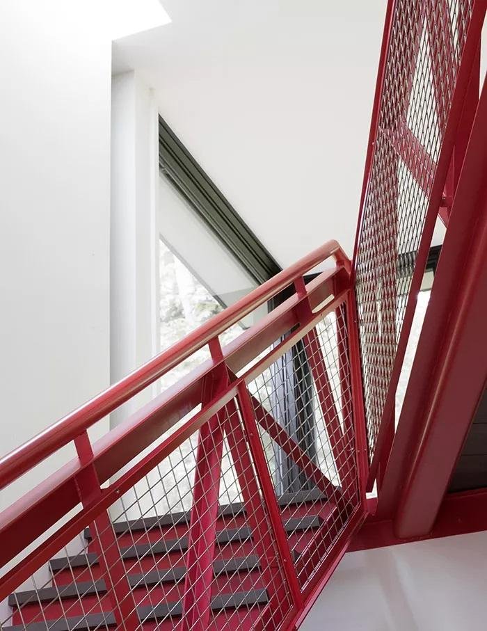 Des rampes d'escalier en acier rouge