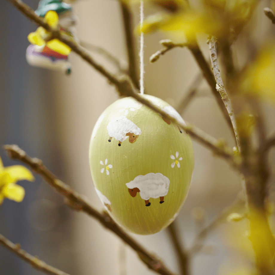 Idées de décoration de Pâques avec des détails jaunes