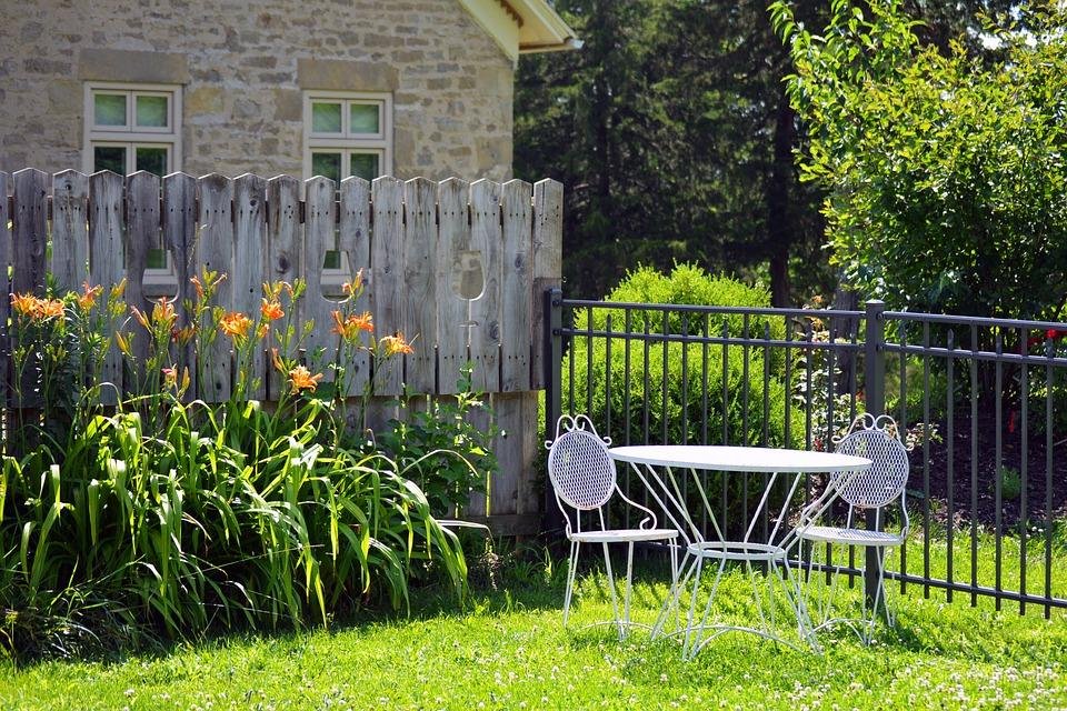 Comment choisir une table de jardin en 4 points