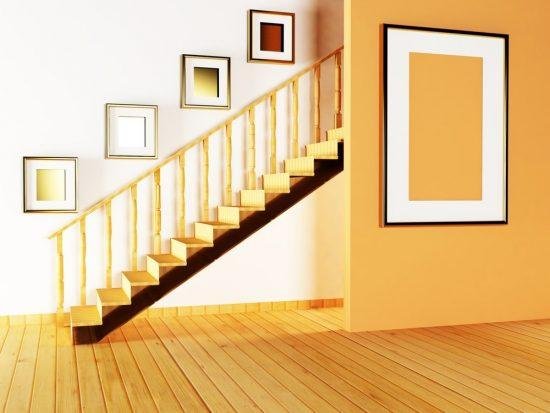 Comment disposer des cadres sur un mur dans l'escalier
