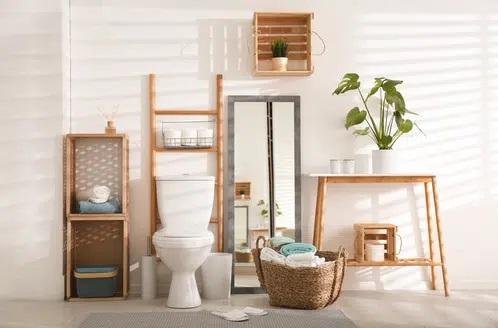 Déco des WC pensez aussi aux rangements en bois sur le mur