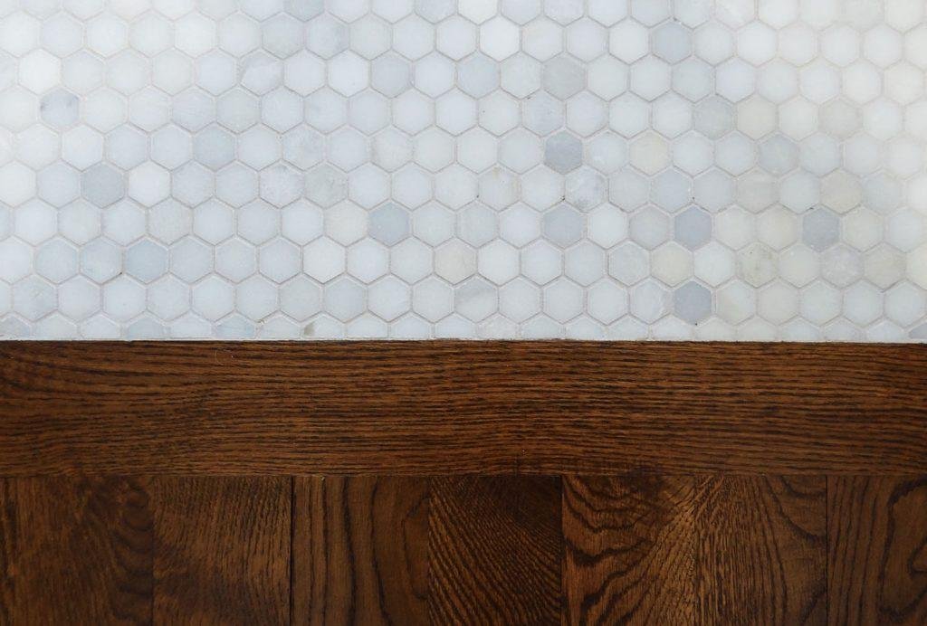 Tapis à motif et sols contrastés
