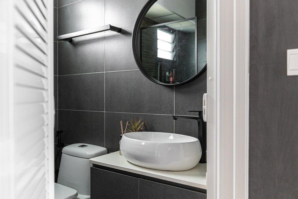 Un thème noir et blanc pour la décoration des toilettes