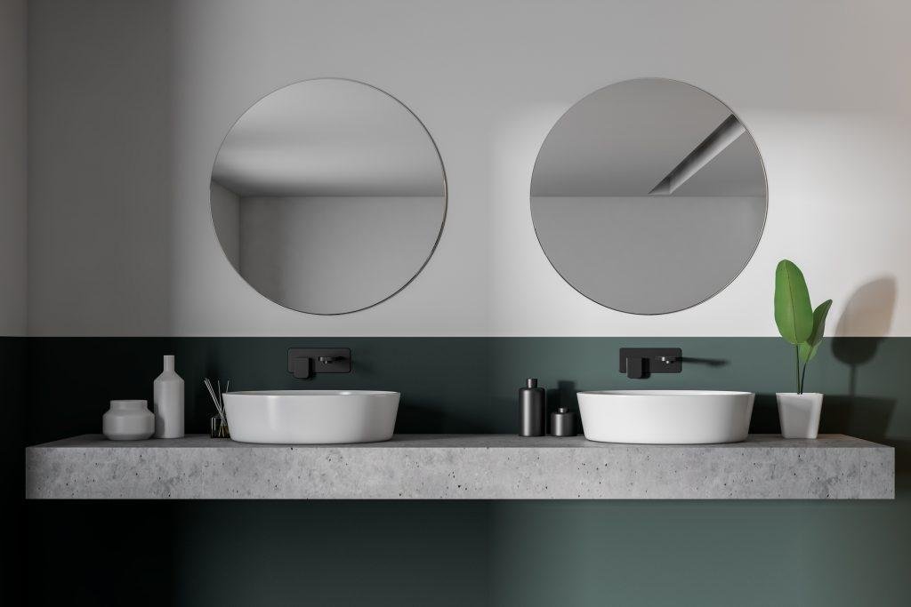 Créer une crédence originale au-dessus de son meuble vasque