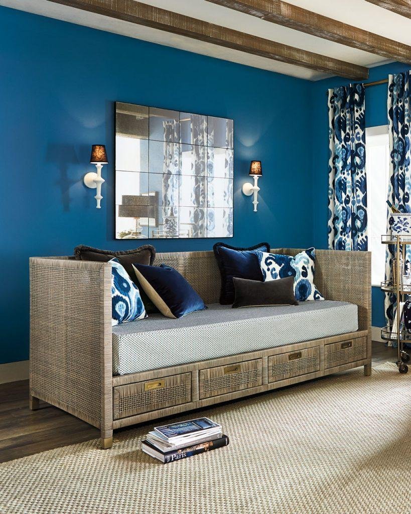 Un miroir + une paire d'appliques pour décorer au-dessus de votre canapé